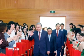 Tổng Bí thư Tô Lâm và các đồng chí lãnh đạo Đảng, Nhà nước dự triển lãm Đảng Cộng sản Việt Nam từ Đại hội đến Đại hội. (Ảnh: Thống Nhất/TTXVN)