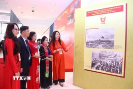 Các đại biểu tham quan Trưng bày ảnh của Thông tấn xã Việt Nam. (Ảnh: Văn Điệp/TTXVN)