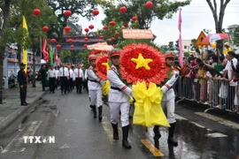 Các đại biểu Trung ương và địa phương dâng hoa, dâng hương tưởng nhớ Anh hùng dân tộc Nguyễn Trung Trực. (Ảnh: Văn Sĩ/TTXVN)
