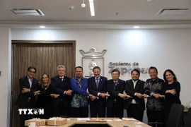 Phái đoàn ASEAN chụp ảnh chung cùng lãnh đạo thành phố Zapopan, bang Jalisco. (Ảnh: Phi Hùng/TTXVN) 
