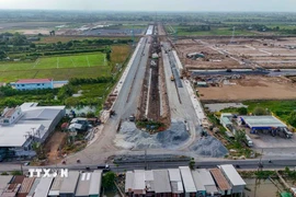 Đường dẫn vào Khu công nghiệp VSIP Cần Thơ tại nút giao với Quốc lộ 80. (Ảnh: Thanh Liêm/TTXVN)