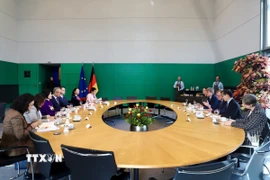 Đoàn công tác Uỷ ban QPAN-ĐN Quốc hội Việt Nam làm việc với Phó Chủ tịch Quốc hội Liên bang Đức, Bodo Ramelow; Tiến sỹ Malte Kaufmann và các thành viên Quốc hội Đức. (Ảnh: Phương Hoa/TTXVN)