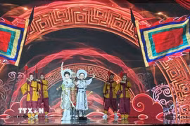 Tiết mục ca cảnh và võ nhạc "Tinh hoa văn hóa” đưa khán giả về miền di sản với các cung bậc cảm xúc khác nhau của nghệ thuật cải lương, tuồng cổ nhờ sự kết hợp tinh tế giữa âm nhạc, ca hát, diễn xuất và vũ đạo. (Ảnh: Hữu Duyên/TTXVN)