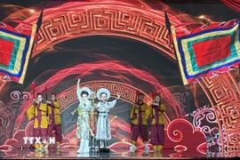 Tiết mục ca cảnh và võ nhạc "Tinh hoa văn hóa” đưa khán giả về miền di sản với các cung bậc cảm xúc khác nhau của nghệ thuật cải lương, tuồng cổ nhờ sự kết hợp tinh tế giữa âm nhạc, ca hát, diễn xuất và vũ đạo. (Ảnh: Hữu Duyên/TTXVN)