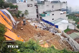 Một góc hiện trường điểm sạt lở trên tuyến đường lên khu vực Cổng Trời. (Ảnh: Hoàng Hùng/TTXVN)