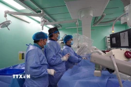 Các bác sỹ liên chuyên khoa tiến hành can thiệp cứu sống bệnh nhân. (Ảnh: TTXVN phát)