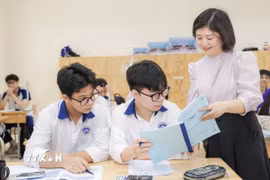 Trịnh Đức Anh luôn lĩnh hội nghiêm túc bài giảng của thầy cô. (Ảnh: PV/TTXVN)