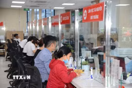Hiện nay tỉnh Quảng Ninh đang duy trì các chi nhánh Trung tâm hành chính công trên địa bàn tỉnh vận hành song song 2 hệ thống cũ và thử nghiệm. (Ảnh: Thanh Vân/TTXVN)