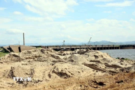 Ảnh minh họa khai thác cát trái phép. (Ảnh: Tá Chuyên/TTXVN)