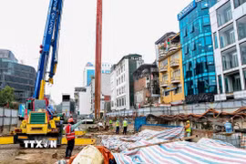 Không khí thi công khẩn trương tại ga S10 Cát Linh của dự án Metro Nhổn-Ga Hà Nội. (Ảnh: Trung Nguyên/TTXVN)