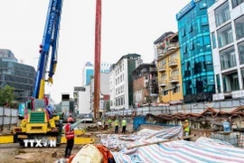 Không khí thi công khẩn trương tại ga S10 Cát Linh của dự án Metro Nhổn-Ga Hà Nội. (Ảnh: Trung Nguyên/TTXVN)
