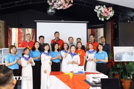 Chủ tịch Câu lạc bộ Trường Sa tại Đức Bùi Thị Thu Minh (thứ tư từ phải sang) tại sự kiện triển lãm ảnh “Biển và đảo Việt Nam trong trái tim chúng ta” (tháng 5/2026). (Ảnh: Thuỳ Linh/TTXVN)