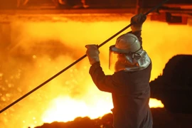 Trong ảnh: Công nhân làm việc tại nhà máy thép Ansteel, tỉnh Liêu Ninh, Trung Quốc, ngày 19/8/2021. (Ảnh: THX/TTXVN)