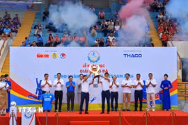 Ban tổ chức giới thiệu Cúp vô địch của giải tại lễ khai mạc. (Ảnh: Nam Sương/TTXVN)
