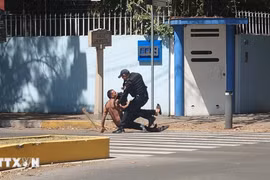 Cảnh sát bắt giữ một nghi phạm bán lẻ ma túy cải trang người lang thang tại thủ đô Mexico City. (Ảnh: Phi Hùng/TTXVN)