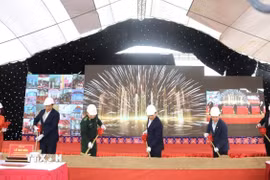 Phó Thủ tướng Chính phủ Bùi Thanh Sơn tại lễ khởi công xây dựng Trường phổ thông dân tộc nội trú Tiểu học và Trung học cơ sở xã Xuân Trường. (Ảnh: Chu Hiệu/TTXVN)