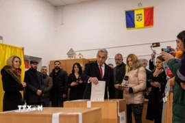 Ứng viên tranh cử Tổng thống Calin Georgescu bỏ phiếu bầu Quốc hội tại điểm bầu cử ở Mogosoaia, Romania, ngày 1/12/2024. (Ảnh: REUTERS/TTXVN) 