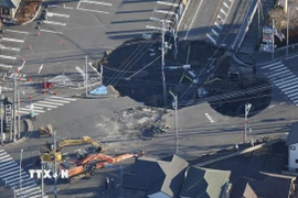 Hố tử thần xuất hiện tại nút giao ở thành phố Yashio, quận Saitama, Nhật Bản ngày 28/1/2025. (Ảnh: Kyodo/TTXVN)