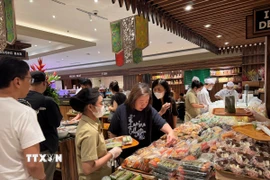 Siêu thị bày bán nhiều loại bánh và thực phẩm chế biến sẵn dành cho bữa xả nhịn sau khi mặt trời lặn. (Ảnh: Đỗ Quyên/TTXVN)