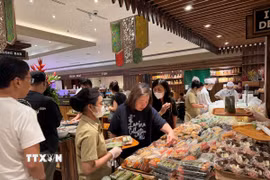Siêu thị bày bán nhiều loại bánh và thực phẩm chế biến sẵn dành cho bữa xả nhịn sau khi mặt trời lặn. (Ảnh: Đỗ Quyên/TTXVN)