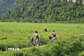Du khách nước ngoài tham quan Điểm du lịch Cộng đồng Việt Hải chiều 14/8. (Ảnh: Minh Thu/TTXVN)