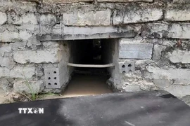 Cận cảnh cống xả thải ra bãi biển của cơ sở Temple Resort Danang (Công ty Cổ phần Thương mại và Du lịch San hô Đà Nẵng). (Ảnh: TTXVN phát)