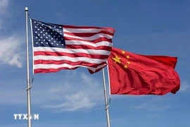Quốc kỳ Mỹ (trái) và quốc kỳ Trung Quốc. (Ảnh: IRNA/TTXVN)