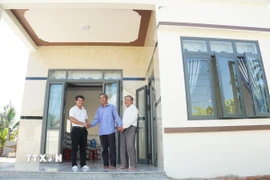 Một gia đình chính sách Quảng Ngãi khi chuyển về ngôi nhà mới được xây dựng kiên cố nhờ sự hỗ trợ kinh phí từ các nhà hảo tâm. (Ảnh: Đinh Hương/TTXVN) 