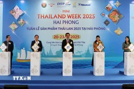 Các đại biểu thực hiện nghi thức khai mạc triển lãm sản phẩm Thái Lan 2025 tại Hải Phòng. (Ảnh: Hoàng Ngọc/TTXVN)