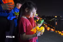 Tuổi trẻ Điện Biên thắp hoa đăng tri ân các Anh hùng liệt sỹ