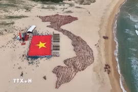 Lễ thượng cờ Tổ quốc tại khu vực Bãi Môn-Mũi Điện. (Ảnh: TTXVN)