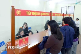 Người dân đến làm thủ tục cấp Phiếu lý lịch tư pháp tại địa điểm cấp lý lịch tư pháp. (Ảnh: Phạm Kiên/TTXVN)