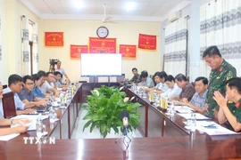 Các đơn vị họp thống nhất các nội dung và tiến hành ký xác nhận trên bản đồ khoanh vùng bảo vệ di tích Óc Eo – Ba Thê. (Ảnh: Công Mạo/TTXVN)