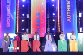 Đại biểu thực hiện nghi thức phát động Tuần lễ Du lịch Thành phố Hồ Chí Minh. (Ảnh: Mỹ Phương/TTXVN)