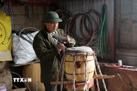 Thợ làm trống Đọi Tam thực hiện các công đoạn làm trống. (Ảnh: Thanh Tuấn/TTXVN)