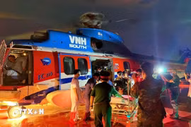 Trực thăng hạ cánh tại Bệnh viện Quân y 175 để lực lượng y tế tiếp nhận, đưa bệnh nhân vào theo dõi và điều trị. (Ảnh: TTXVN phát)