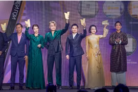Ông Đỗ Vinh Quang, Phó Chủ tịch Hội đồng quản trị T&T Group (thứ ba từ phải sang) đại diện Tập đoàn T&T Group nhận vinh danh tại hạng mục “Vươn mình ra biển lớn” của WeChoice Awards 2025. (Nguồn: Vietnam+)