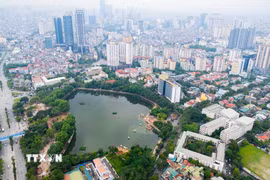 Công viên Nghĩa Đô đang được tiến hành cải tạo, sửa chữa để đáp ứng tốt nhu cầu vui chơi, thể dục, thể thao của người dân. (Ảnh: Lê Đông/TTXVN)
