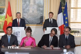 Tổng Bí thư, Chủ tịch nước Tô Lâm và Tổng thống Pháp Emmanuel Macron chứng kiến Chủ tịch Hội đồng quản trị Công ty Cổ phần Hàng không VietjetAir Nguyễn Thị Phương Thảo cùng Tổng Giám đốc Đinh Việt Phương và Tổng giám đốc tập đoàn Safran Oliver Andriès cùng Tổng Giám đốc CFM International Gael Méheust ký kết Hợp đồng cung cấp động cơ và dịch vụ bảo dưỡng động cơ cho 200 máy bay thân hẹp (Pháp, 7/10/2024). (Ảnh: Trí Dũng/TTXVN)