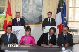 Tổng Bí thư, Chủ tịch nước Tô Lâm và Tổng thống Pháp Emmanuel Macron chứng kiến Chủ tịch Hội đồng quản trị Công ty Cổ phần Hàng không VietjetAir Nguyễn Thị Phương Thảo cùng Tổng Giám đốc Đinh Việt Phương và Tổng giám đốc tập đoàn Safran Oliver Andriès cùng Tổng Giám đốc CFM International Gael Méheust ký kết Hợp đồng cung cấp động cơ và dịch vụ bảo dưỡng động cơ cho 200 máy bay thân hẹp (Pháp, 7/10/2024). (Ảnh: Trí Dũng/TTXVN)