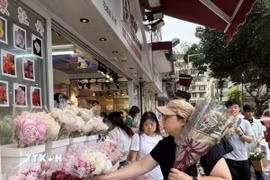 Người dân Hong Kong chọn mua hoa tại chợ Mong Kok. (Ảnh: Mạc Luyện/TTXVN)