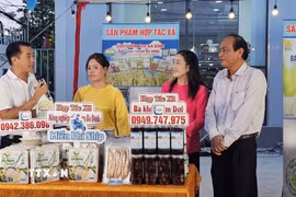 Liên minh hợp tác xã Cà Mau tổ chức phiên chợ OCOP quảng bá sản phẩm đặc sản địa phương. (Ảnh: Trung Hiếu/TTXVN)