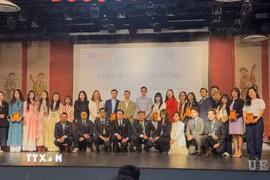 Đại sứ Việt Nam tại Pháp Trịnh Đức Hải, Đại sứ Việt Nam bên cạnh UNESCO Nguyễn Thị Vân Anh và các khách mời với trưởng đoàn, chủ tịch các hội thanh niên sinh viên Việt Nam tại các nước châu Âu. (Ảnh: Đào Dũng/TTXVN)