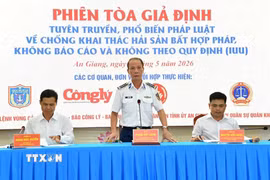 Tọa đàm, trao đổi pháp luật chống IUU với bà con ngư dân. (Ảnh: TTXVN phát)