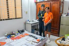 Các đối tượng trong đường dây cờ bạc bị Công an thành phố Cần Thơ bắt giữ. (Ảnh: TTXVN phát) 