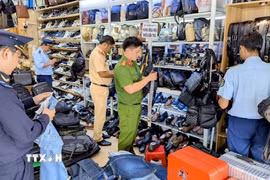 Tổ liên ngành tỉnh An Giang kiểm tra, phát hiện và thu giữ số lượng lớn hàng hóa không rõ nguồn gốc bị tại một cửa hàng giữa trung tâm thành phố Long Xuyên. (Ảnh: TTXVN phát)