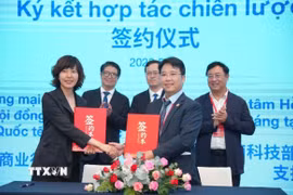 Trung tâm Hỗ trợ Khởi nghiệp sáng tạo Quốc gia và Ủy ban ngành Thương mại thuộc Hội đồng Xúc tiến Thương mại Quốc tế Trung Quốc ký kết hợp tác. (Ảnh: Hương Giang/TTXVN) 
