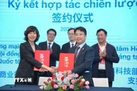 Trung tâm Hỗ trợ Khởi nghiệp sáng tạo Quốc gia và Ủy ban ngành Thương mại thuộc Hội đồng Xúc tiến Thương mại Quốc tế Trung Quốc ký kết hợp tác. (Ảnh: Hương Giang/TTXVN) 