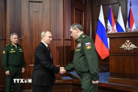 Tổng thống Nga Vladimir Putin (giữa) trong cuộc gặp Tổng tham mưu trưởng quân đội Valery Gerasimov (phải) tại Moskva. (Ảnh: kyivpost.com/TTXVN)