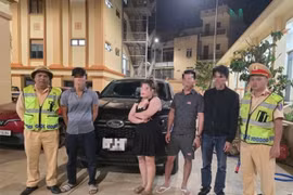 Lực lượng chức năng triệu tập các đối tượng liên quan đến vụ việc anh Nguyễn Hoàng Liên Sơn bị hành hung sau va chạm giao thông. (Ảnh: Công an cung cấp) 